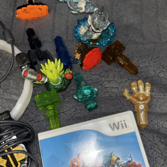 Skylabders portal, Wii game, and action figurines pictured - Picture 4 of 6